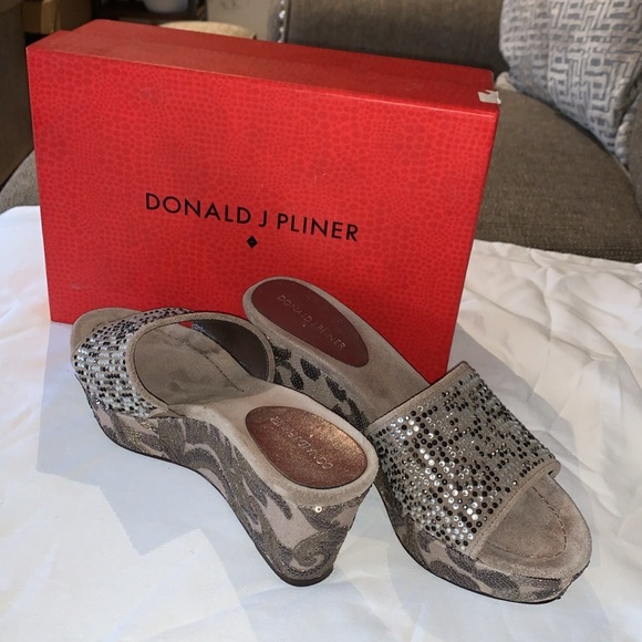 Gently Loved Wedge Taupe Frida Slide By Donald J Pliner - Picture 5 of 9